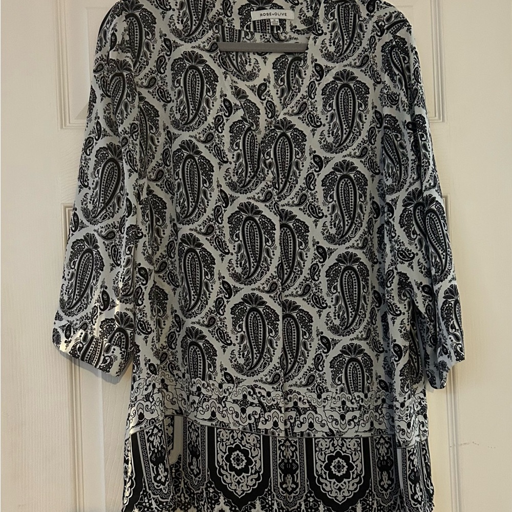 Rose & Olive Black and White Graphic Cuffed Sleeve Blouse